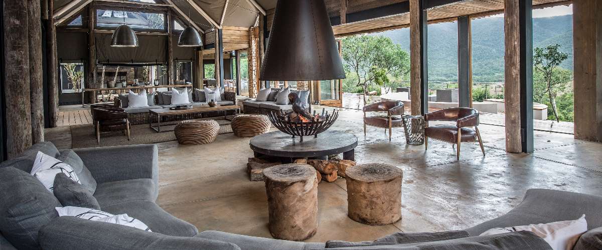 Two luxurious lounge areas around a centre fireplace overlooking the pristine Kariega wilderness.